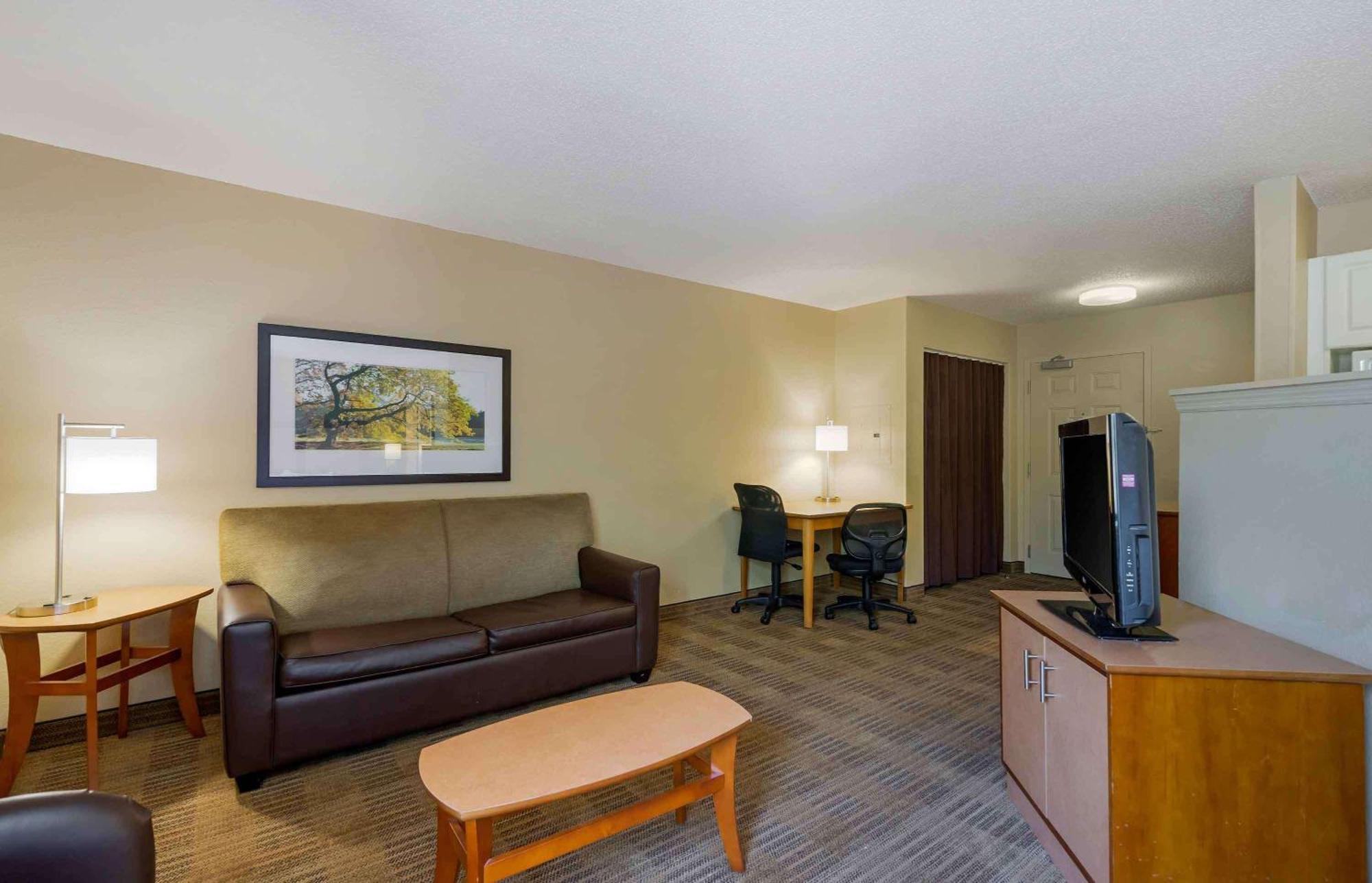 Extended Stay America Select Suites Tampa Airport Memorial Hwy Esterno foto
